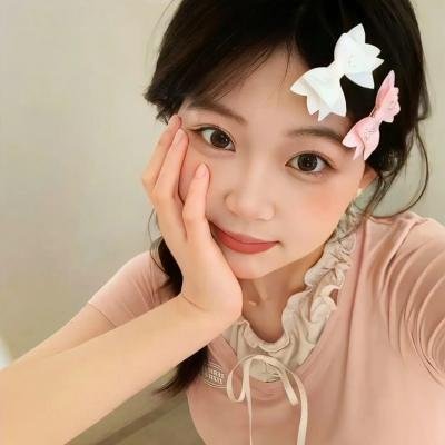 穿粉红色裤子的男孩